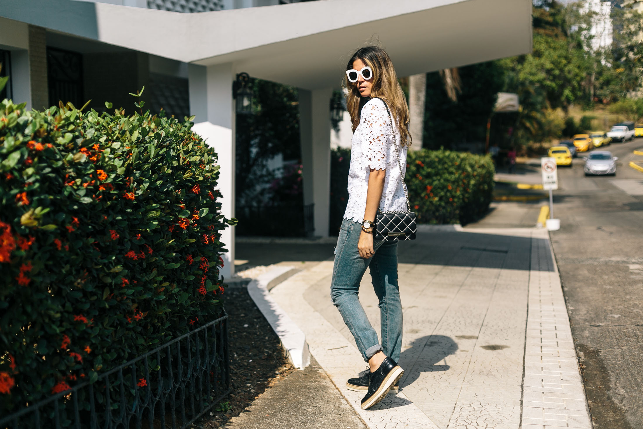 Casual spring or summer jeans outfit idea by blogger Maristella Gonzalez