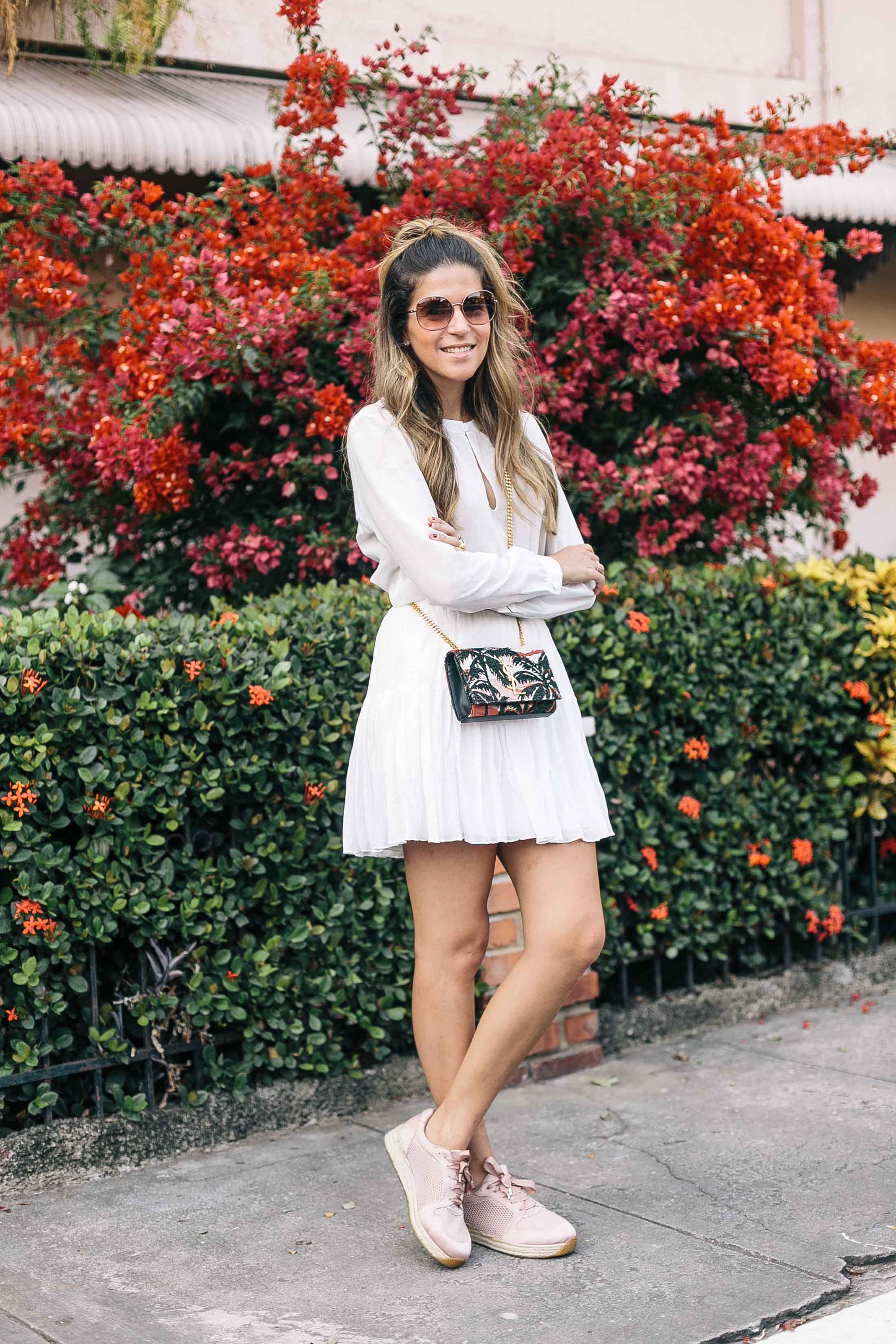 Casual all white outfit with sneakers and mini cross body bag by Maristella Gonzalez