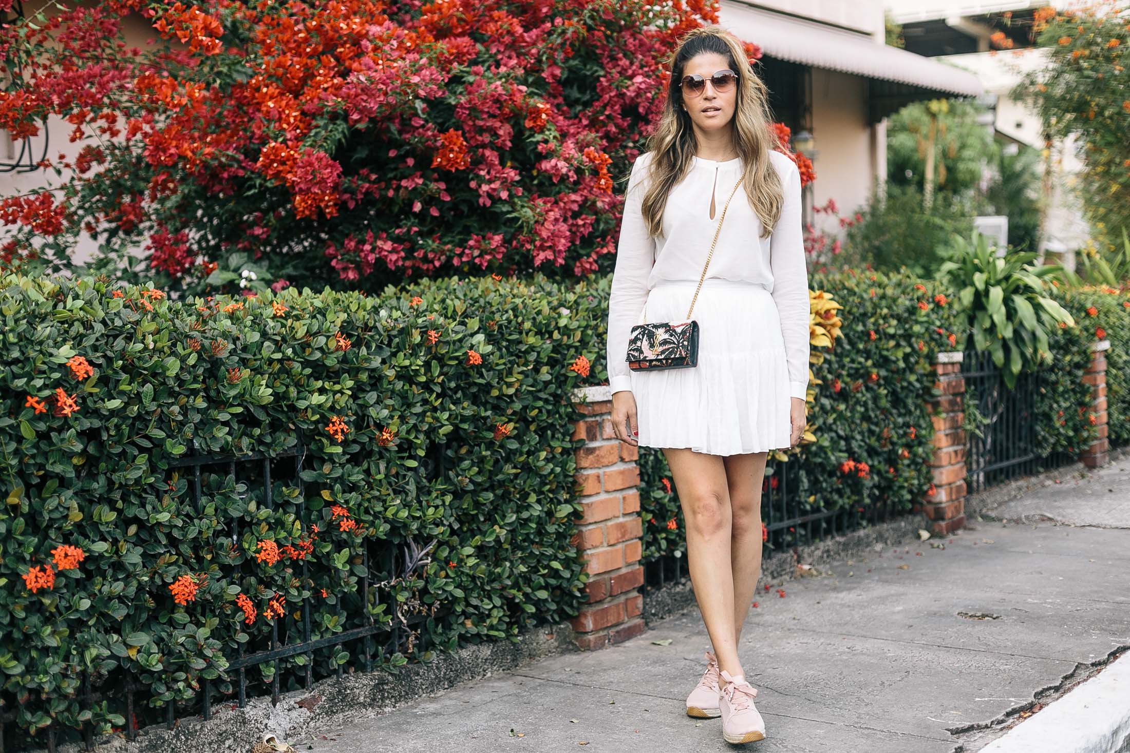 Casual Spring Summer all white OOTD by blogger Maristella Gonzalez