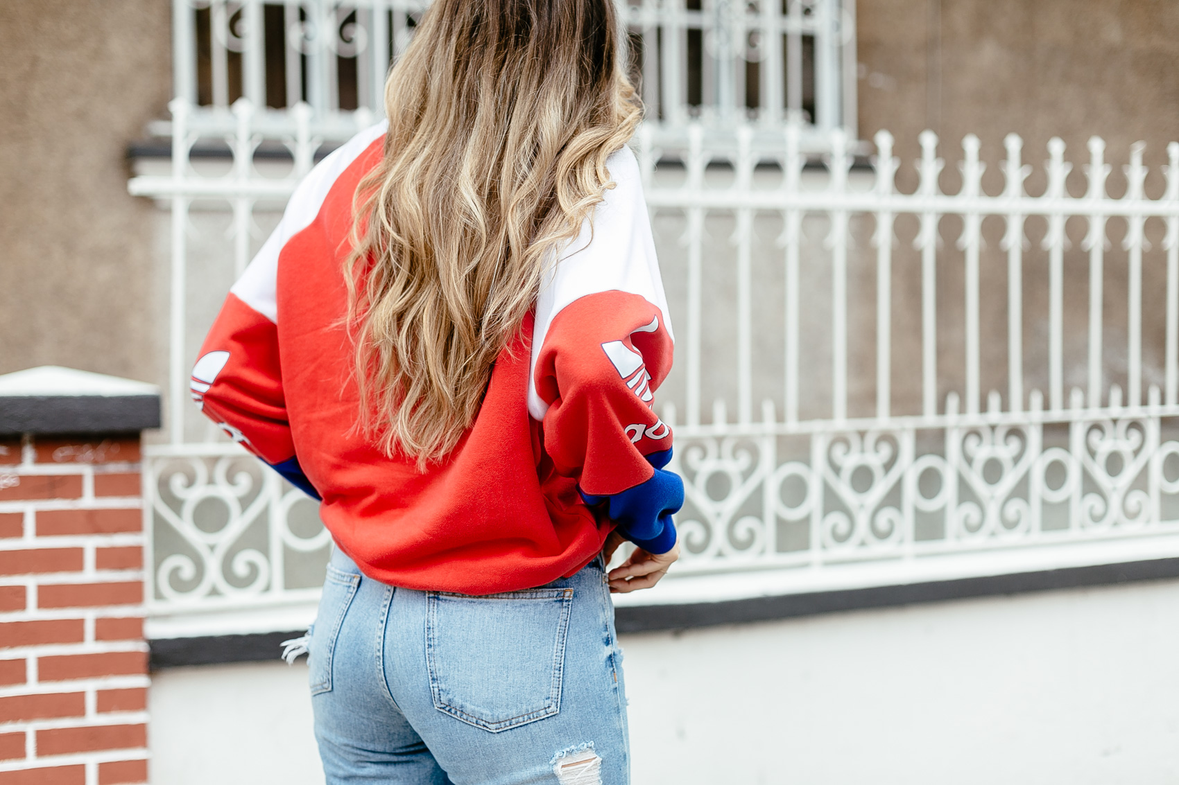 Maristella in a snug fitting vintage style Pull & Bear high waisted mom jeans