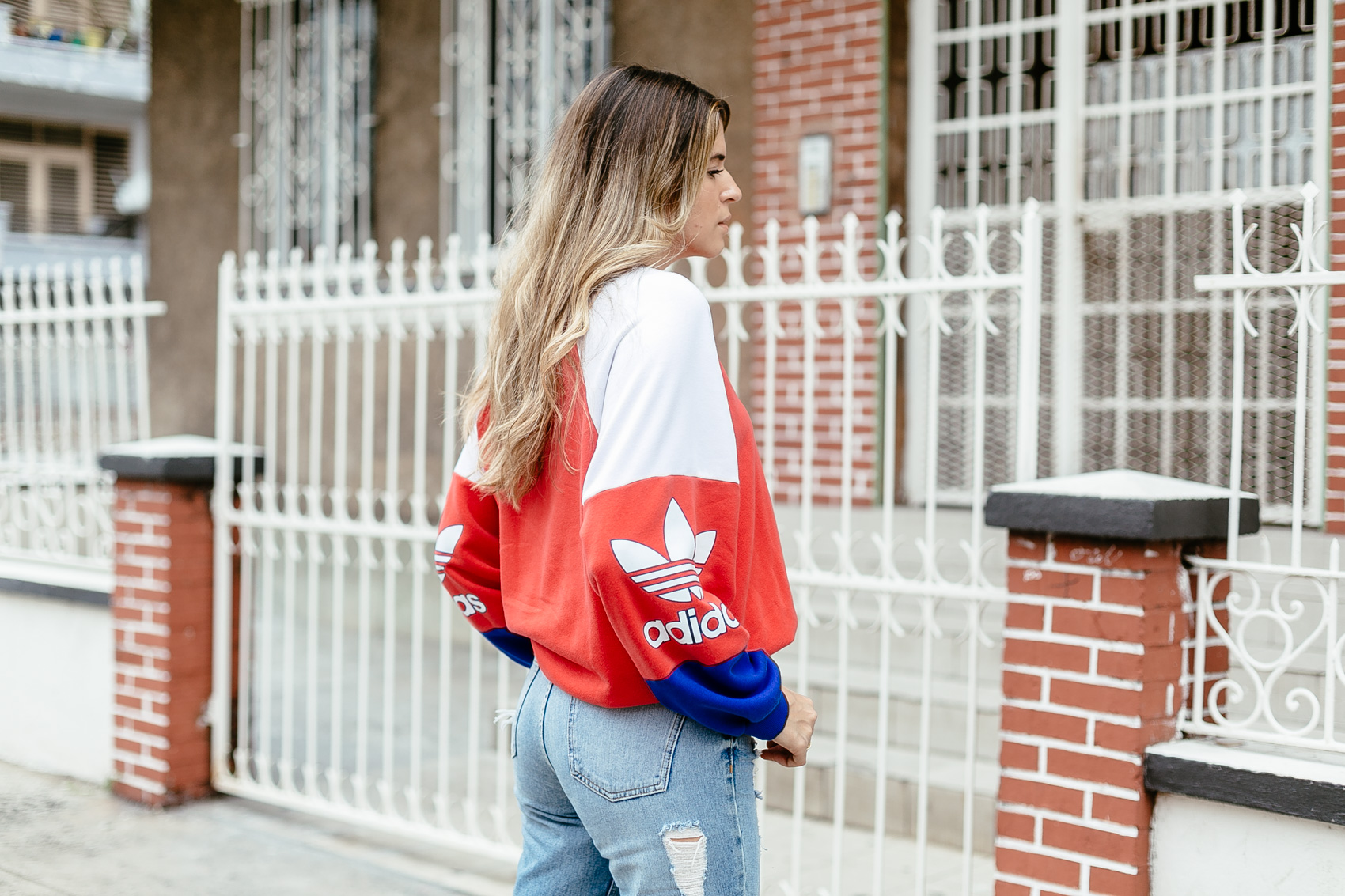 Maristella shows how to wear a sweatshirt like a fashion blogger with ripped high rise skinny jeans