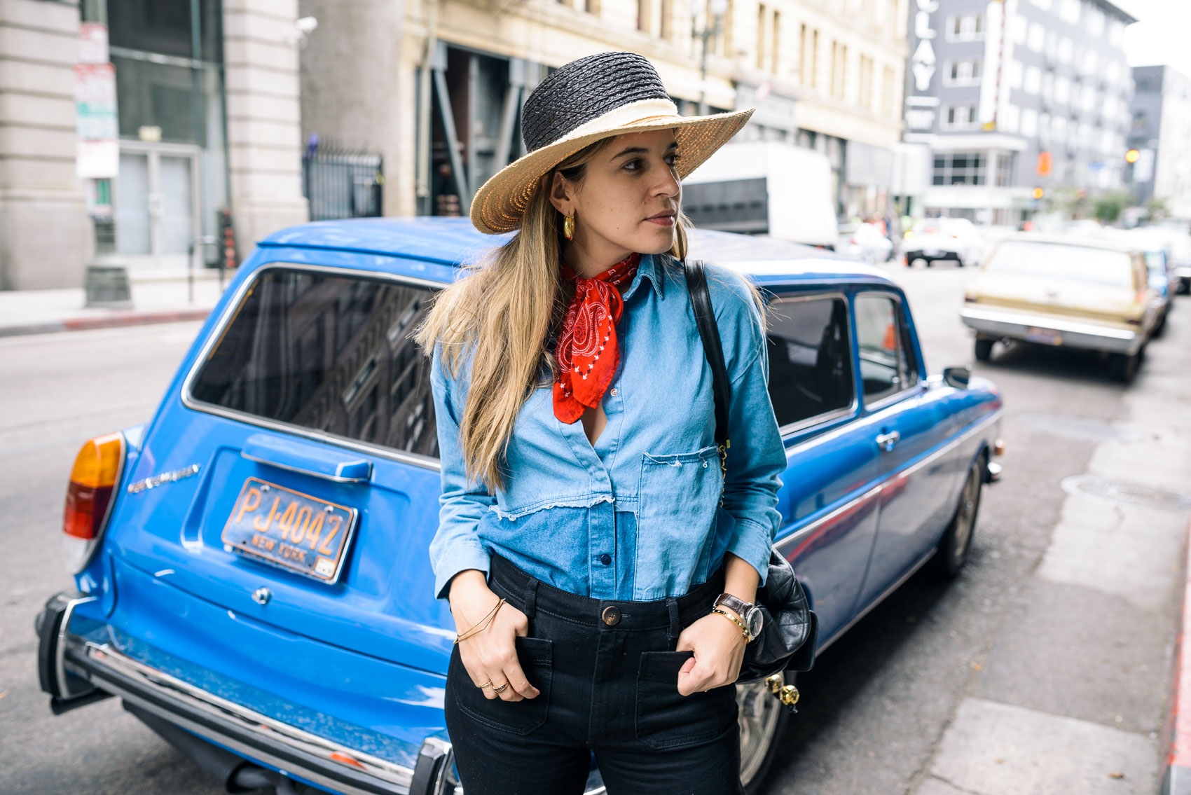 Maristella wearing a cool casual outfit idea with a neck scarf bandana, straw two tone hat from Zara, patchwork denim shirt and high waisted black jeans from Uterqüe