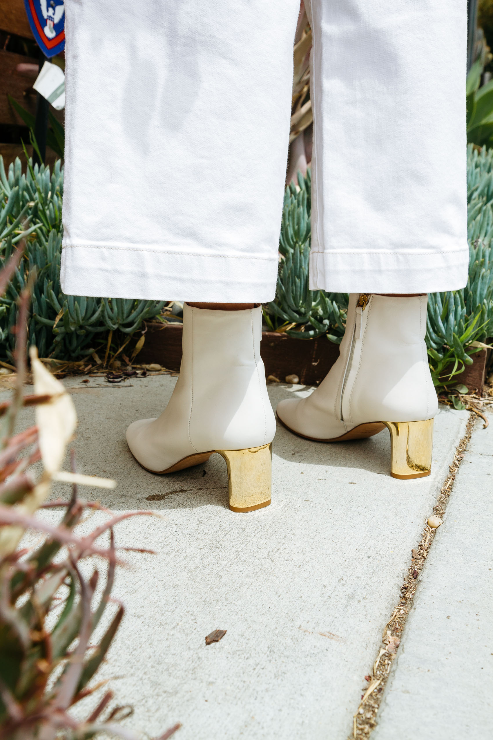 White leather ankle boots with gold mirrored heels from Uterqüe