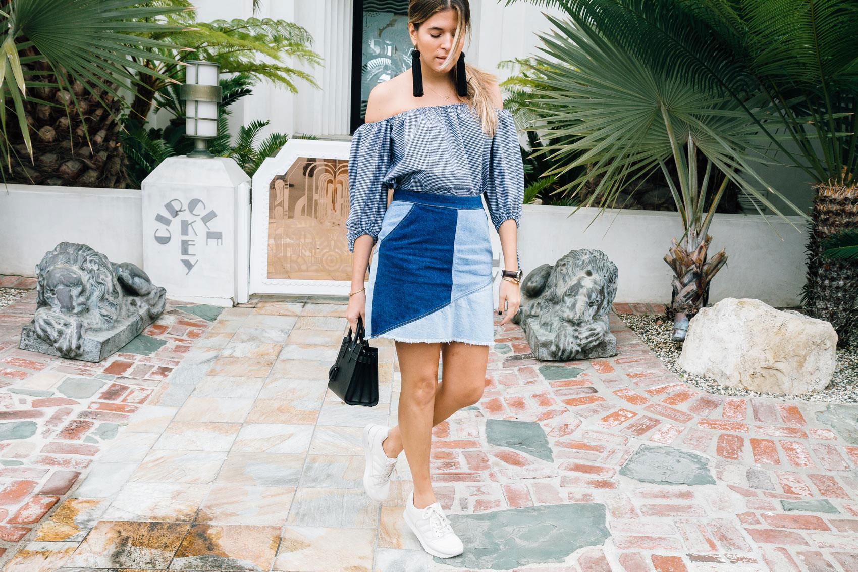 Maristella's sneaker and skirt outfit idea for a casual everyday style