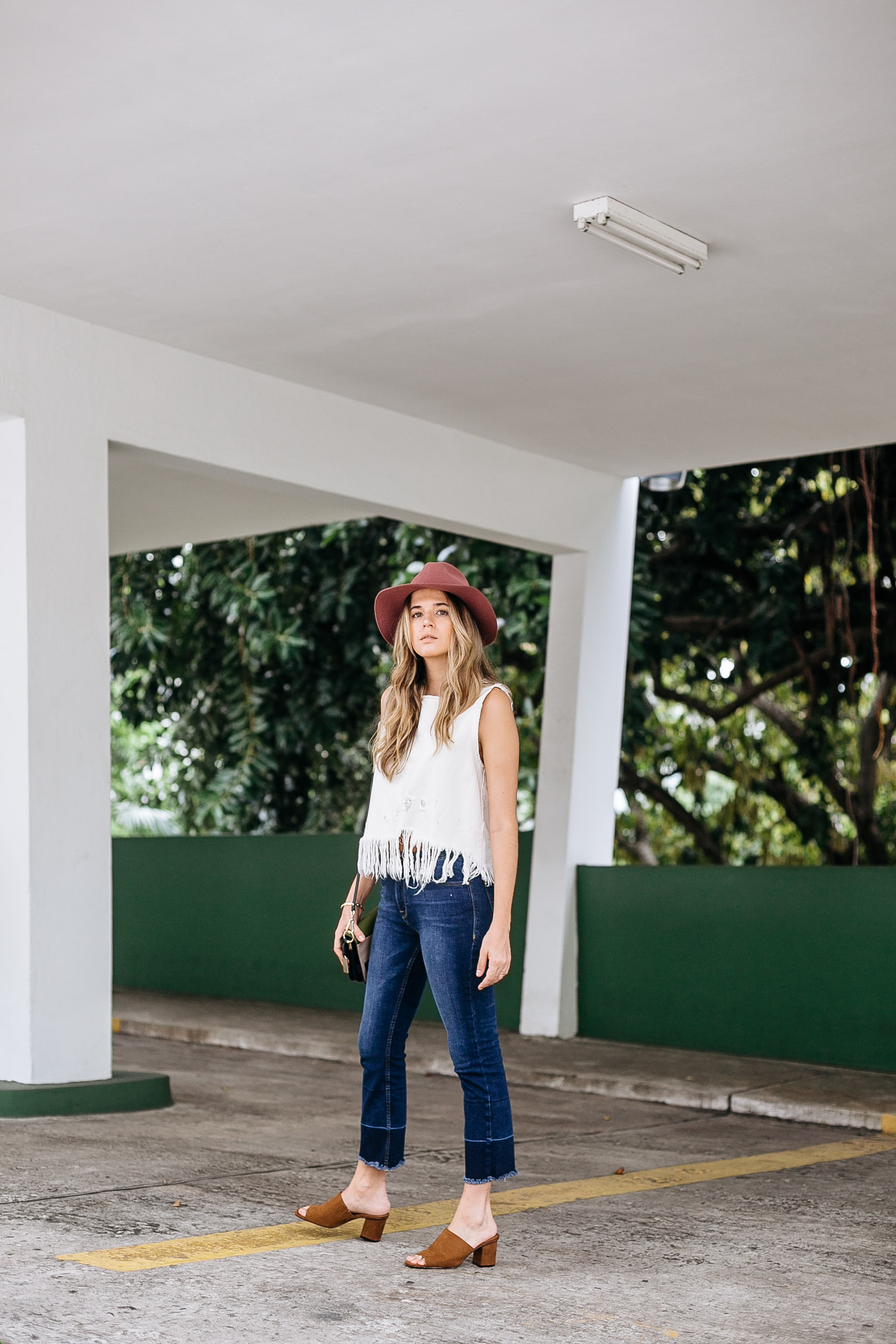 Maristella in a casual denim summer outfit look with fedora hat and brown mules