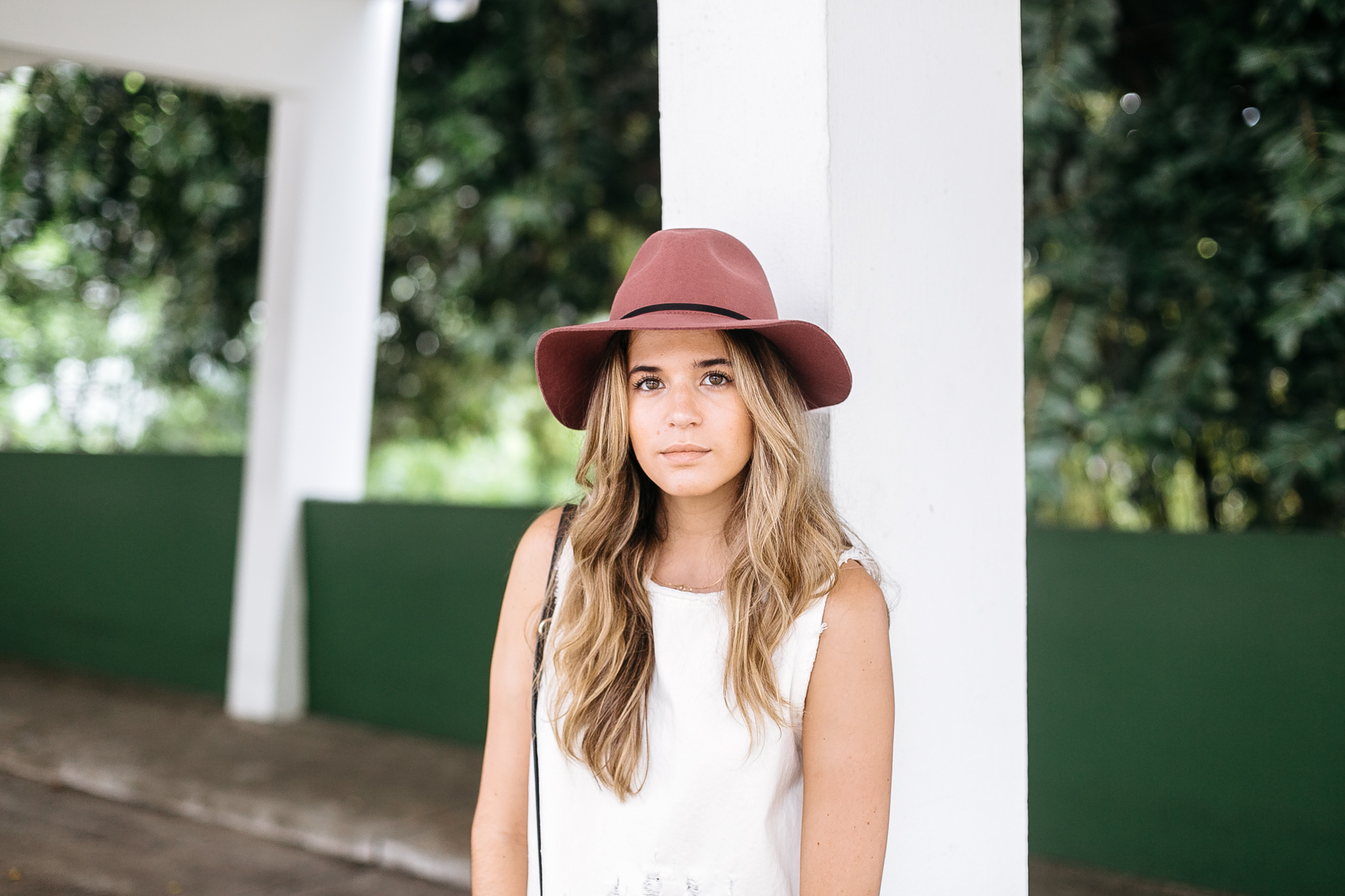 Maristella wearing a dusty rose wool fedora hat from Asos and boxy white denim top from Zara
