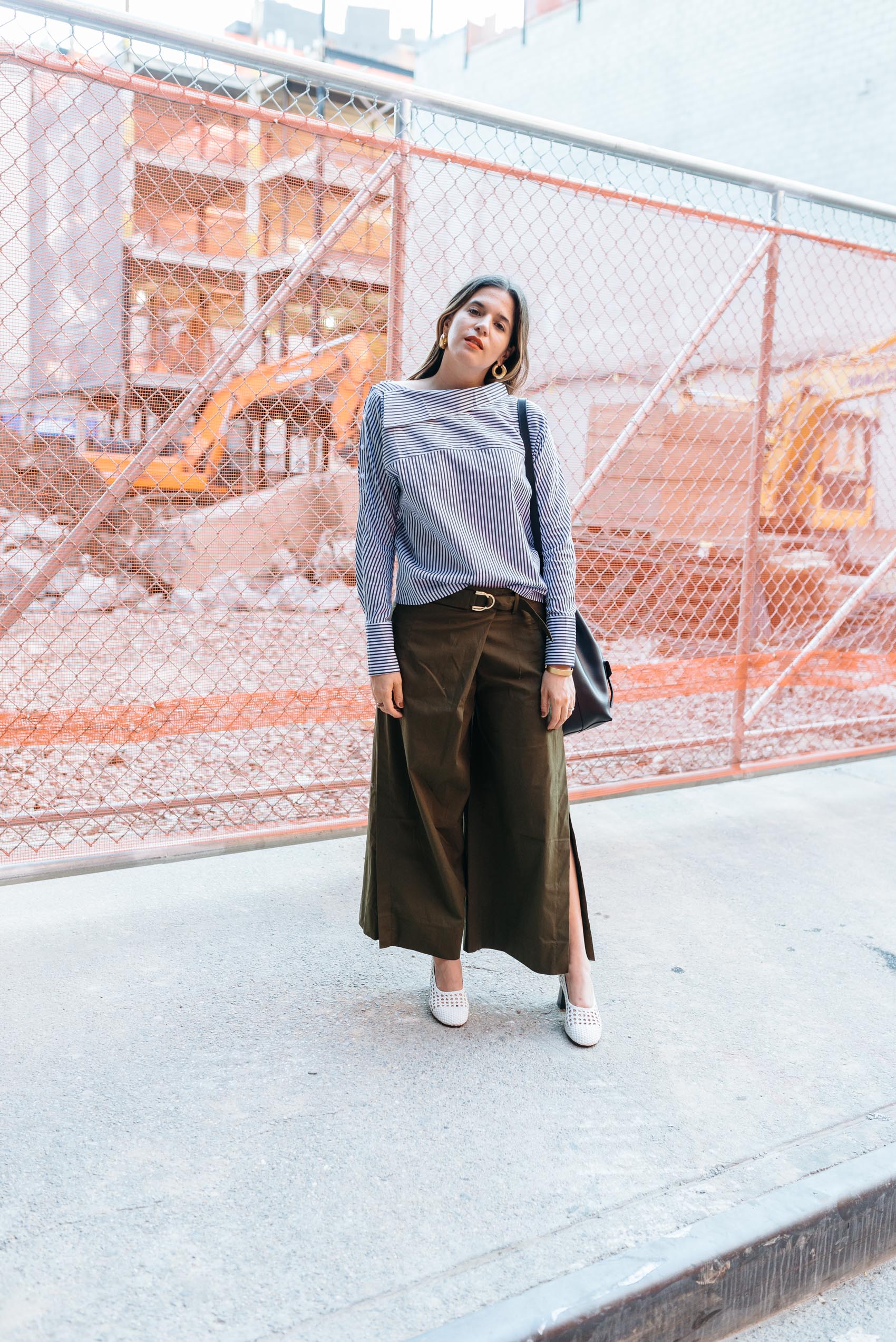 Maristella at NYFW in a casual chic outfit with wide leg olive pants with slit legs from Zara