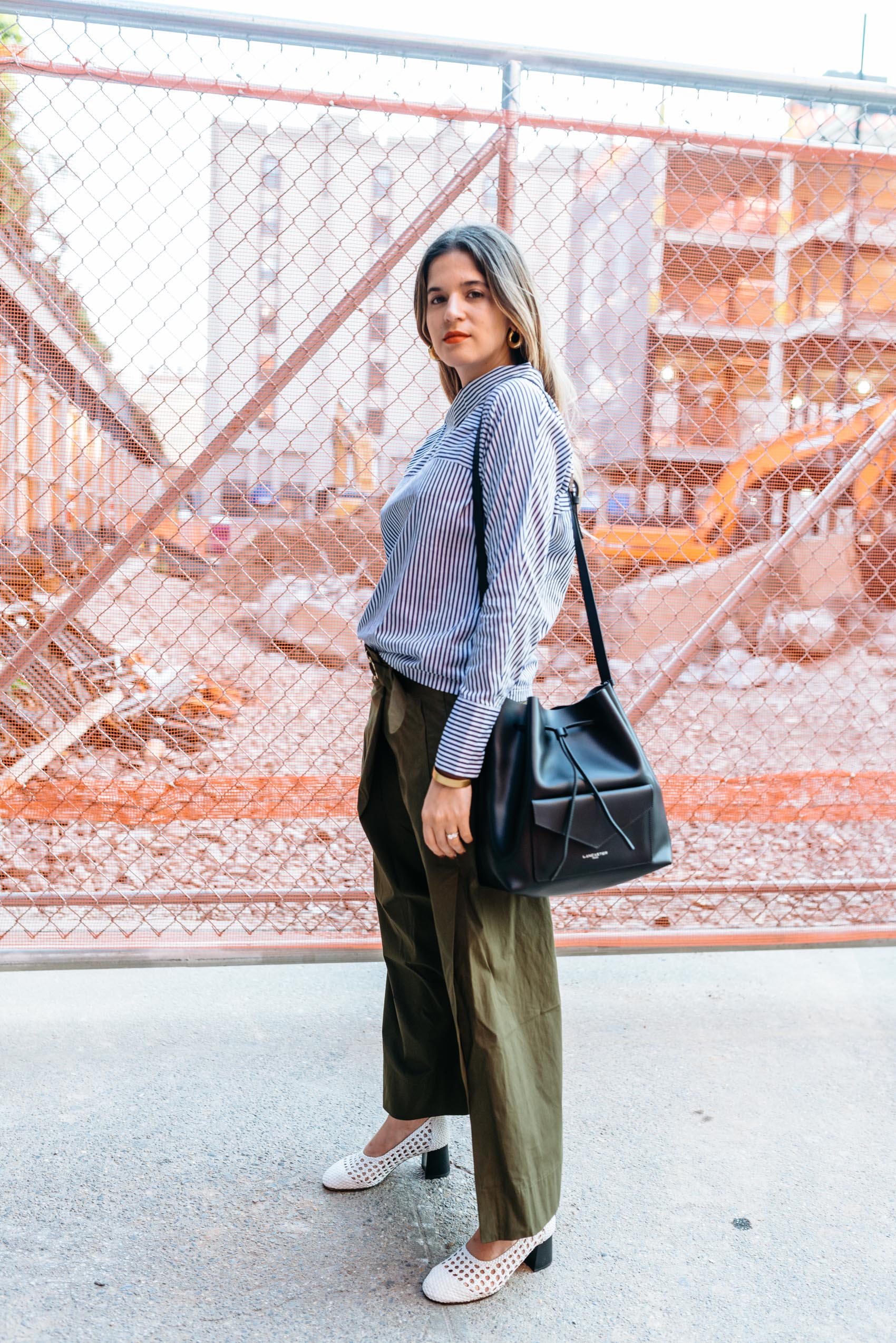 Maristella wears the deconstructed button down shirt trend with Zara olive wide leg pants and white braided leather block heel shoes