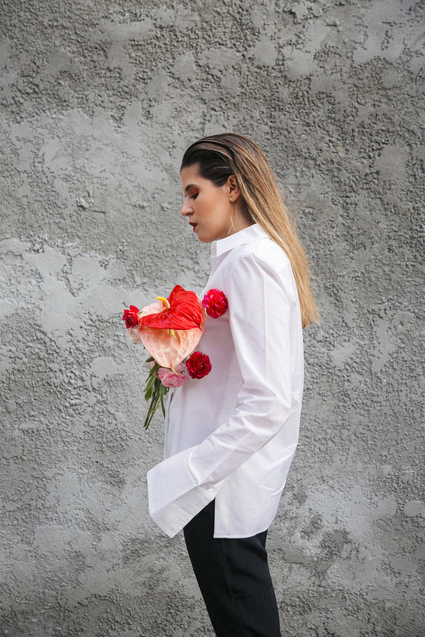 Chic white shirt and black pants outfit idea by blogger Maristella of A Constellation