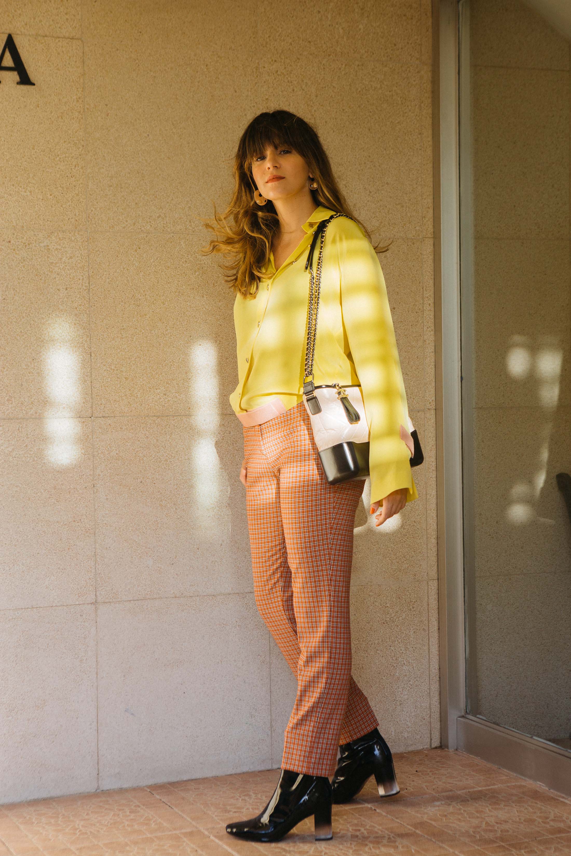 Maristella wears a Spring 2017 blouse from Chanel, Purificacion Garcia pants, Zara boots and Chanel Gabrielle bag in two tone leather