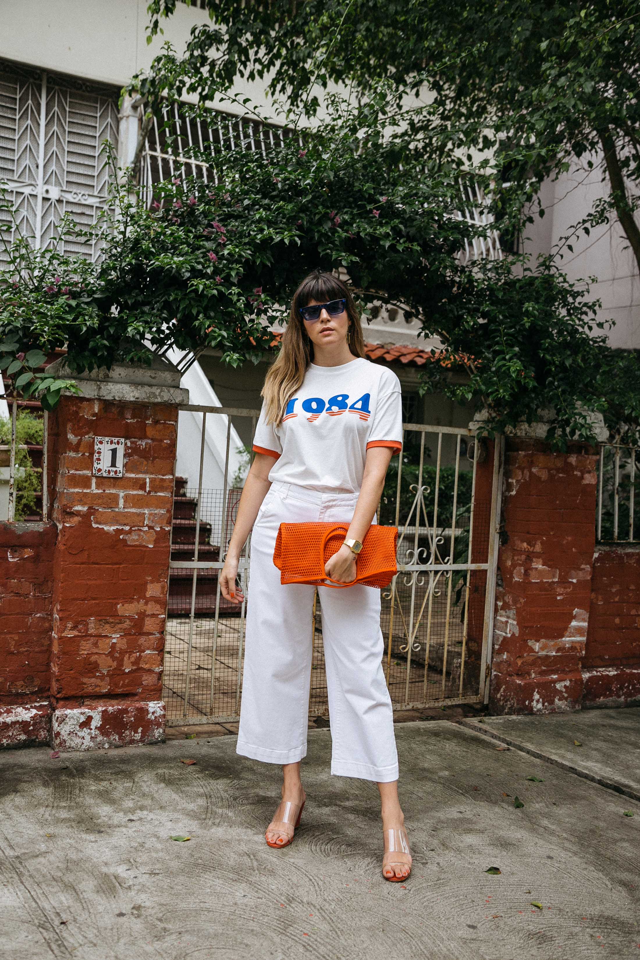 Maristella wears a 1984 t-shirt from Mango, wide leg jeans from Zara and COS net bag