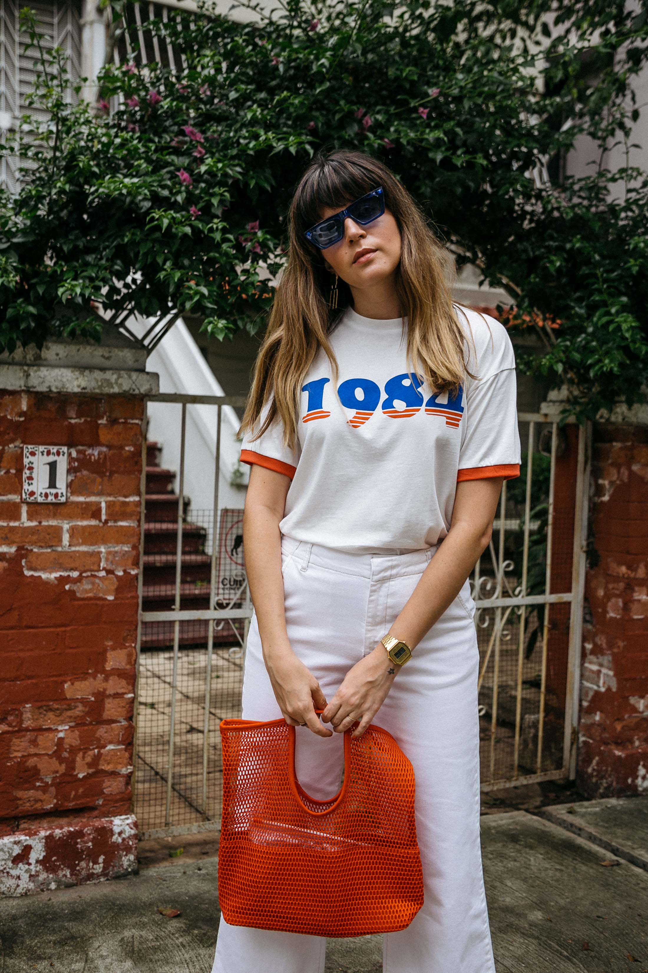 Maristella wears a nostalgic t-shirt and jeans look
