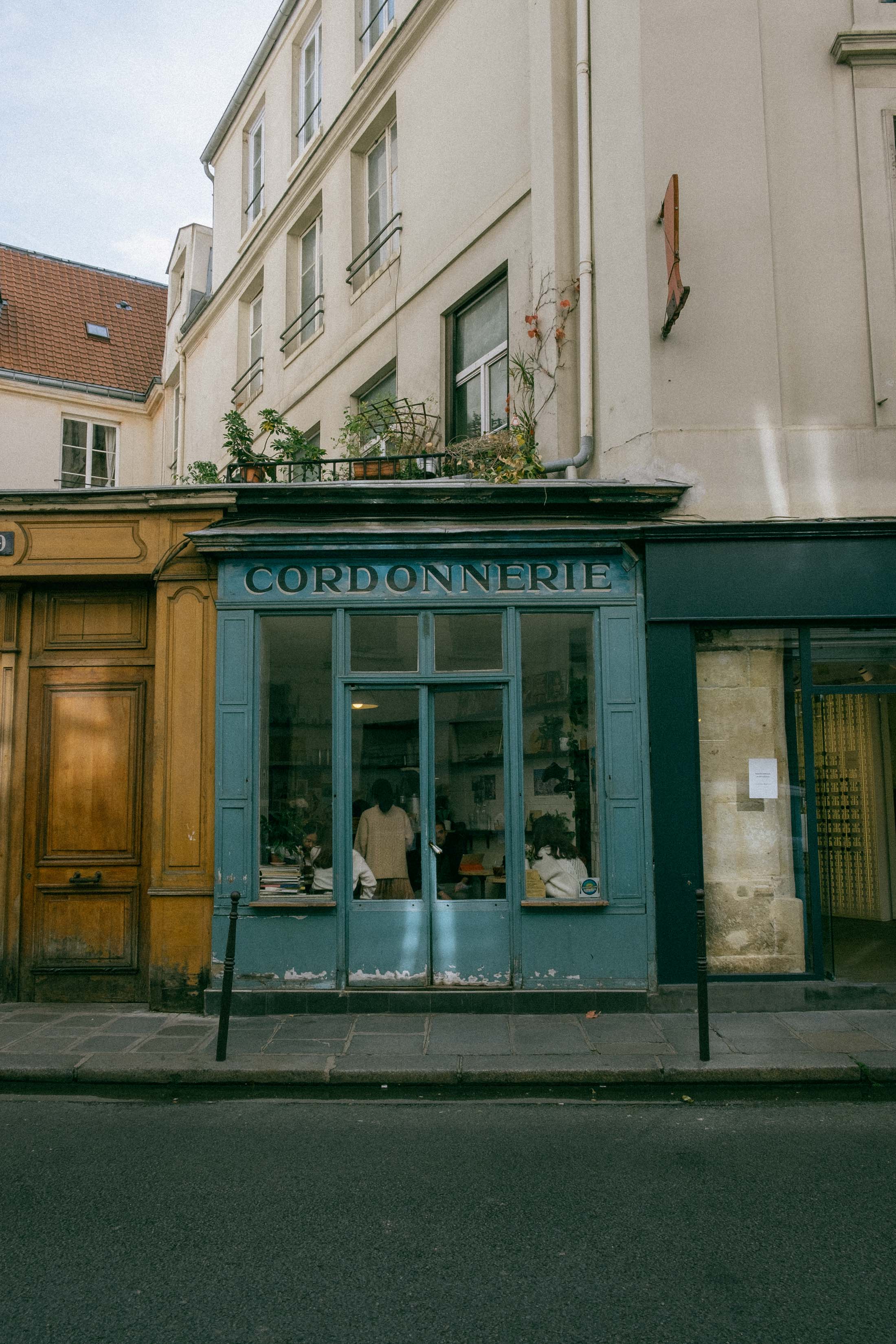 Boot Café Coffee Shop in Le Marais Paris
